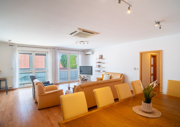 Na predaj nadštandardný 4-izbový byt s garážovým parkovacím státím v Starom Meste