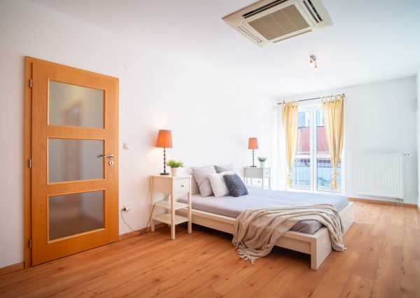 Na predaj nadštandardný 4-izbový byt s garážovým parkovacím státím v Starom Meste