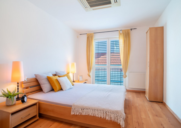 Na predaj nadštandardný 4-izbový byt s garážovým parkovacím státím v Starom Meste