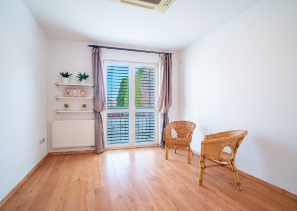 Na predaj nadštandardný 4-izbový byt s garážovým parkovacím státím v Starom Meste