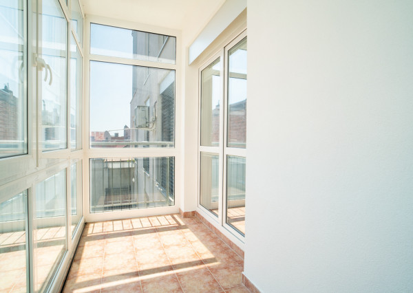 Na predaj nadštandardný 4-izbový byt s garážovým parkovacím státím v Starom Meste