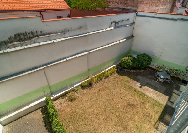 Na predaj nadštandardný 4-izbový byt s garážovým parkovacím státím v Starom Meste