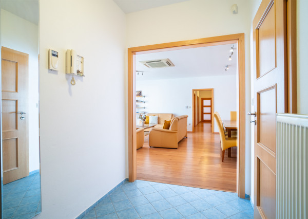 Na predaj nadštandardný 4-izbový byt s garážovým parkovacím státím v Starom Meste