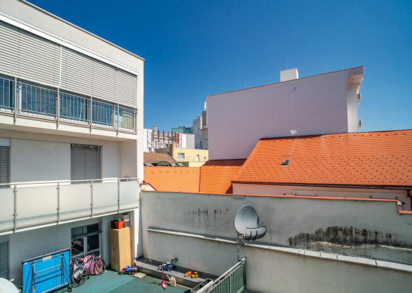 Na predaj nadštandardný 4-izbový byt s garážovým parkovacím státím v Starom Meste