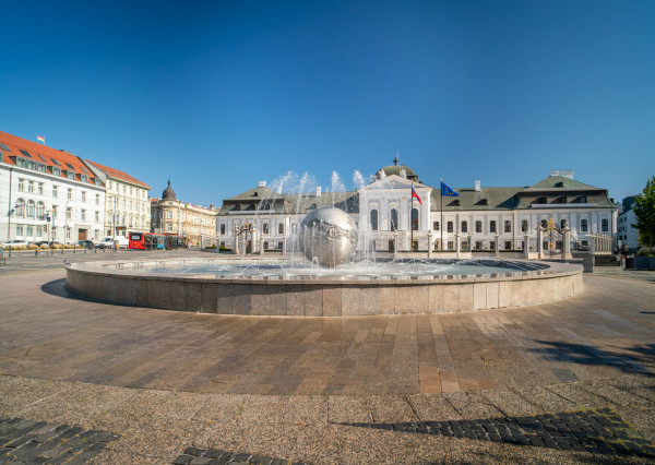 Na predaj nadštandardný 4-izbový byt s garážovým parkovacím státím v Starom Meste