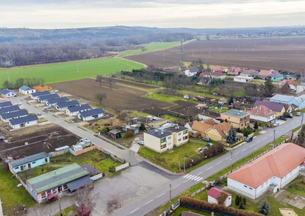 Na predaj investičný pozemok vhodný na výstavbu niekoľkých rodinných domov v obci Dolné Zelenice