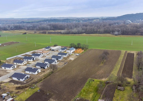 Na predaj investičný pozemok vhodný na výstavbu niekoľkých rodinných domov v obci Dolné Zelenice