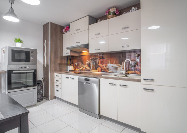 Na predaj priestranný 6-izbový rodinný dom v obci Hrnčiarovce nad Parnou