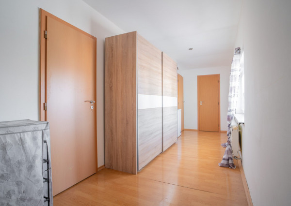 Na predaj priestranný 6-izbový rodinný dom v obci Hrnčiarovce nad Parnou