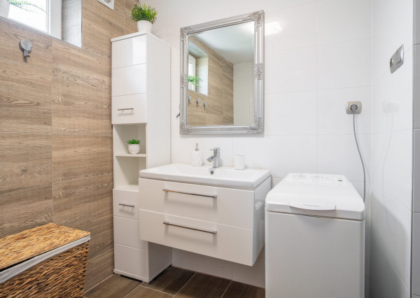 Na predaj priestranný 6-izbový rodinný dom v obci Hrnčiarovce nad Parnou