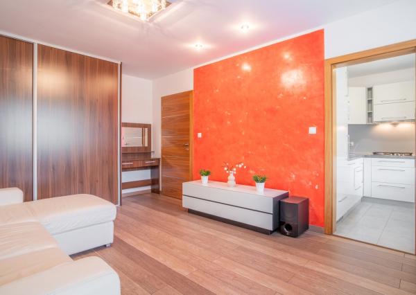 Na prenájom zrekonštruovaný 1-izbový byt s veľkorysou loggiou v tichej časti Dúbravky