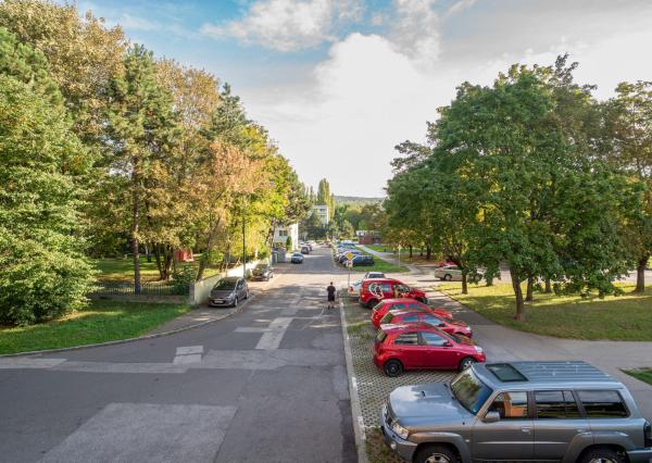 Na prenájom zrekonštruovaný 1-izbový byt s veľkorysou loggiou v tichej časti Dúbravky