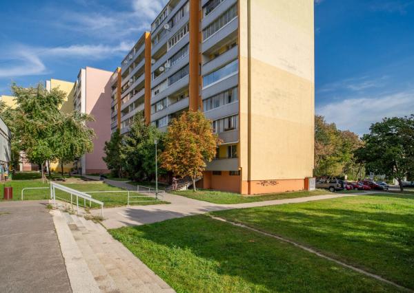 Na prenájom zrekonštruovaný 1-izbový byt s veľkorysou loggiou v tichej časti Dúbravky