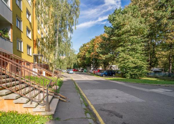 Na prenájom zrekonštruovaný 1-izbový byt s veľkorysou loggiou v tichej časti Dúbravky