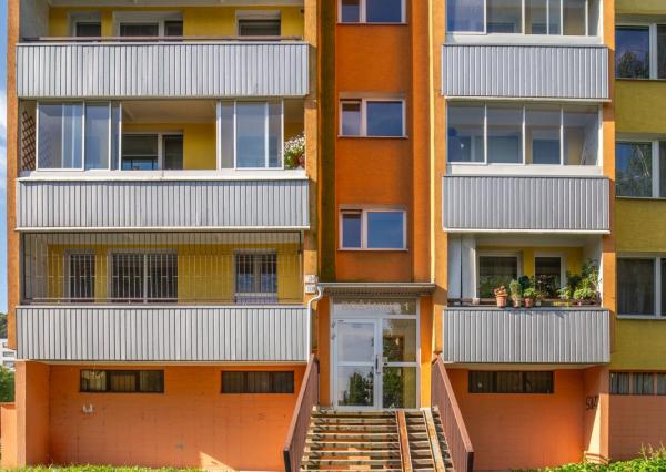 Na prenájom zrekonštruovaný 1-izbový byt s veľkorysou loggiou v tichej časti Dúbravky