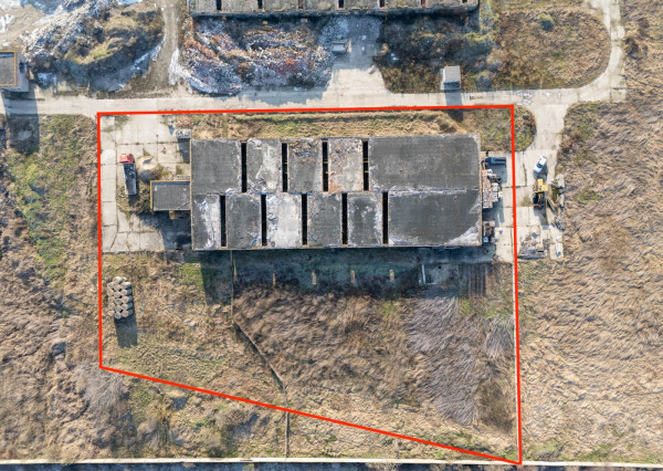 Na predaj veľkorysý pozemok s poľnohospodárskou budovou v obci Vydrany vhodný aj pre developerov