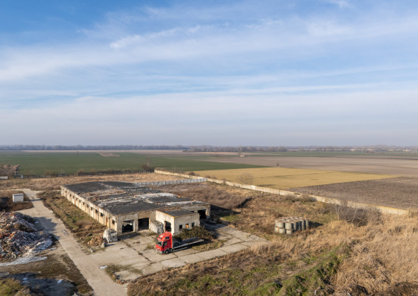 Na predaj veľkorysý pozemok s poľnohospodárskou budovou v obci Vydrany vhodný aj pre developerov