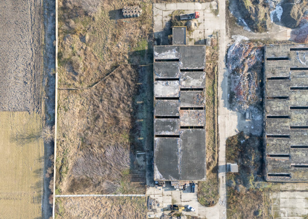 Na predaj veľkorysý pozemok s poľnohospodárskou budovou v obci Vydrany vhodný aj pre developerov