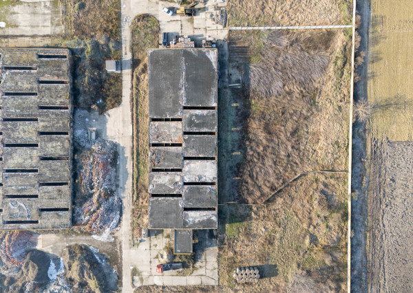 Na predaj veľkorysý pozemok s poľnohospodárskou budovou v obci Vydrany vhodný aj pre developerov