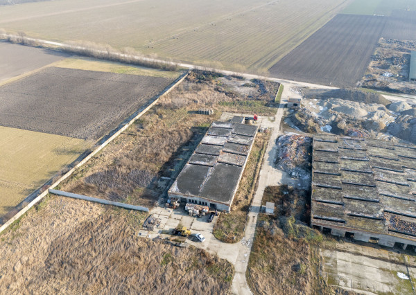 Na predaj veľkorysý pozemok s poľnohospodárskou budovou v obci Vydrany vhodný aj pre developerov