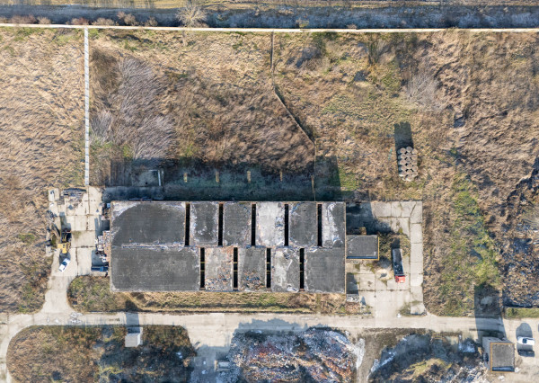 Na predaj veľkorysý pozemok s poľnohospodárskou budovou v obci Vydrany vhodný aj pre developerov