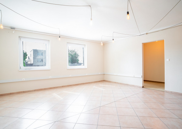 Na predaj rozsiahly investičný pozemok s polyfunkčným domom