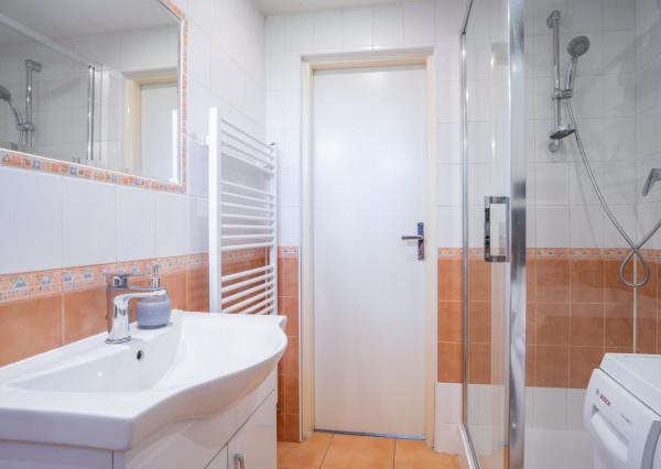 Na predaj rozsiahly investičný pozemok s polyfunkčným domom