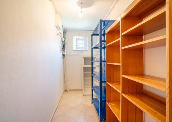 Na predaj rozsiahly investičný pozemok s polyfunkčným domom