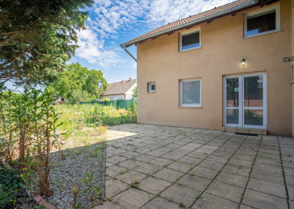 Na predaj rozsiahly investičný pozemok s polyfunkčným domom