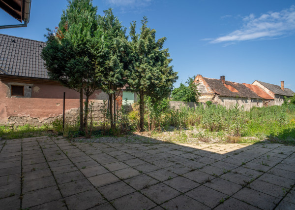 Na predaj rozsiahly investičný pozemok s polyfunkčným domom