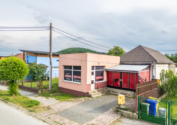 Na predaj rozľahlý pozemok s rodinným domom vo Veľkom Šariši