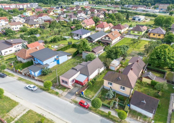 Na predaj rozľahlý pozemok s rodinným domom vo Veľkom Šariši