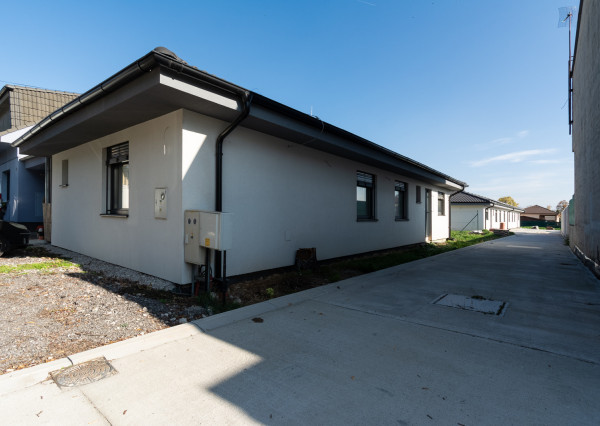 Na predaj priestranný 4-izbový bungalov s terasou v Hrnčiarovciach nad Parnou