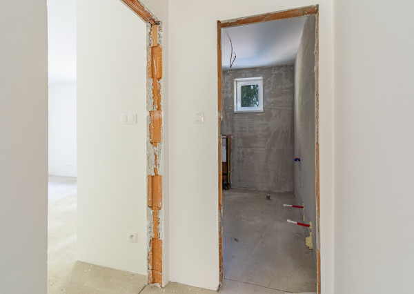 Na predaj priestranný 4-izbový bungalov s terasou v Hrnčiarovciach nad Parnou