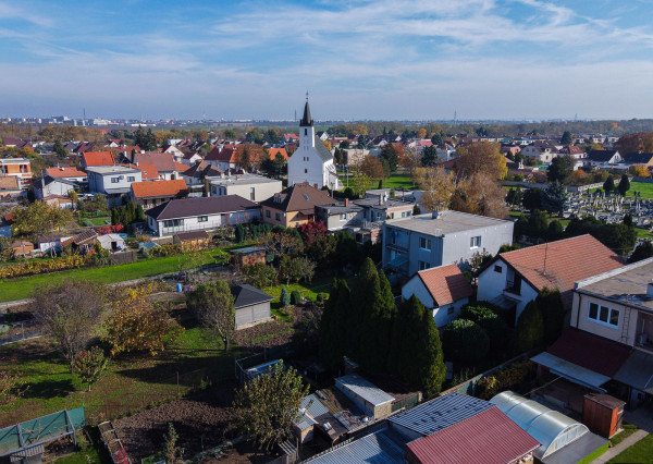 Na predaj priestranný 4-izbový bungalov s terasou v Hrnčiarovciach nad Parnou