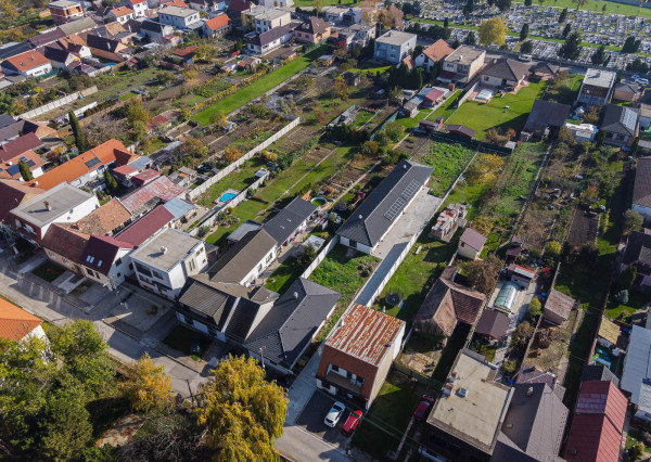 Na predaj jedinečný 4-izbový rodinný dom s terasou v Hrnčiarovciach nad Parnou
