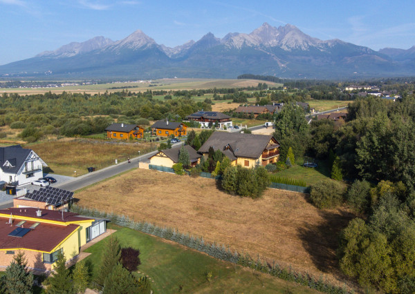 Na predaj perspektívny pozemok so stavebným povolením vo Veľkej Lomnici
