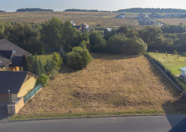 Na predaj perspektívny pozemok so stavebným povolením vo Veľkej Lomnici
