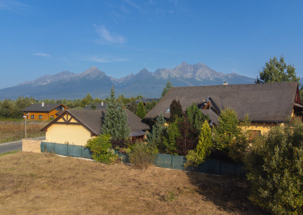 Na predaj perspektívny pozemok so stavebným povolením vo Veľkej Lomnici