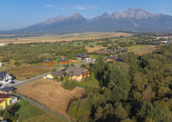 Na predaj perspektívny pozemok so stavebným povolením vo Veľkej Lomnici