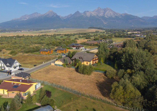 Na predaj perspektívny pozemok so stavebným povolením vo Veľkej Lomnici