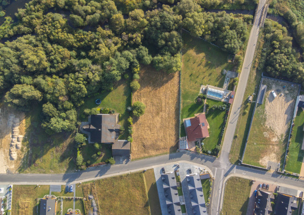 Na predaj perspektívny pozemok so stavebným povolením vo Veľkej Lomnici