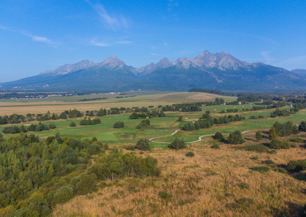 Na predaj perspektívny pozemok so stavebným povolením vo Veľkej Lomnici