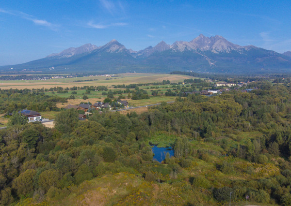 Na predaj perspektívny pozemok so stavebným povolením vo Veľkej Lomnici