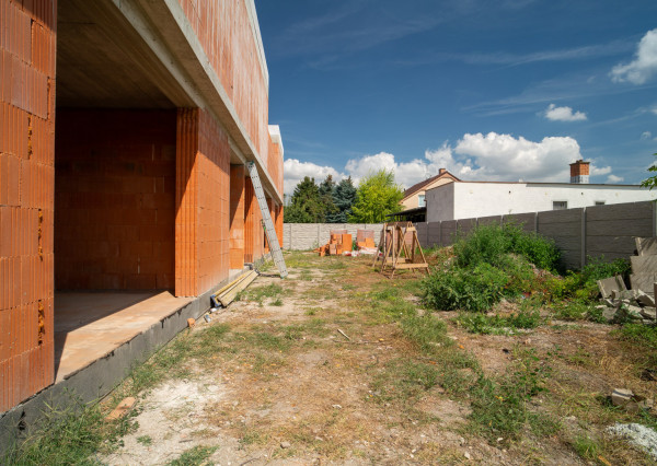 Na predaj nadštandardný 3-izbový byt s vlastnou záhradou v Kráľovej pri Senci