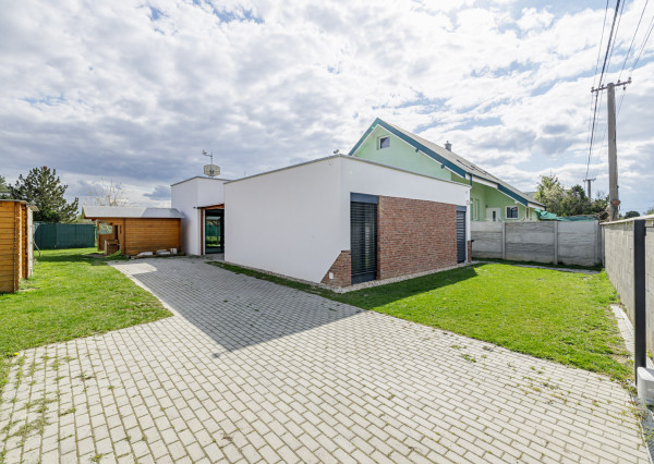 Na predaj moderný dom s terasou v Ružinove - Domové role