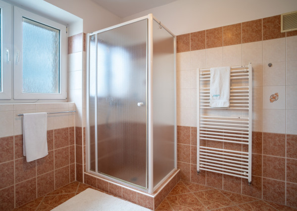 PRENAJATÉ: Na prenájom priestranný 2-izbový byt na Záhradnej ulici v Pezinku