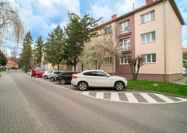 PRENAJATÉ: Na prenájom priestranný 2-izbový byt na Záhradnej ulici v Pezinku