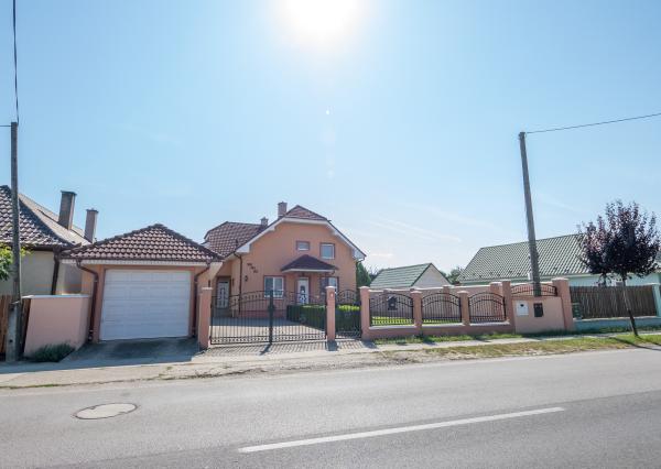 Na predaj dvojgeneračný rodinný dom s bazénom v Gabčíkove