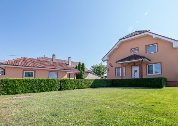 Na predaj dvojgeneračný rodinný dom s bazénom v Gabčíkove